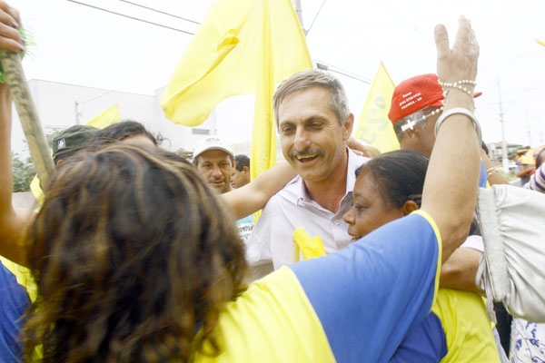 Paulo Pitt abraça militante ao final do debate